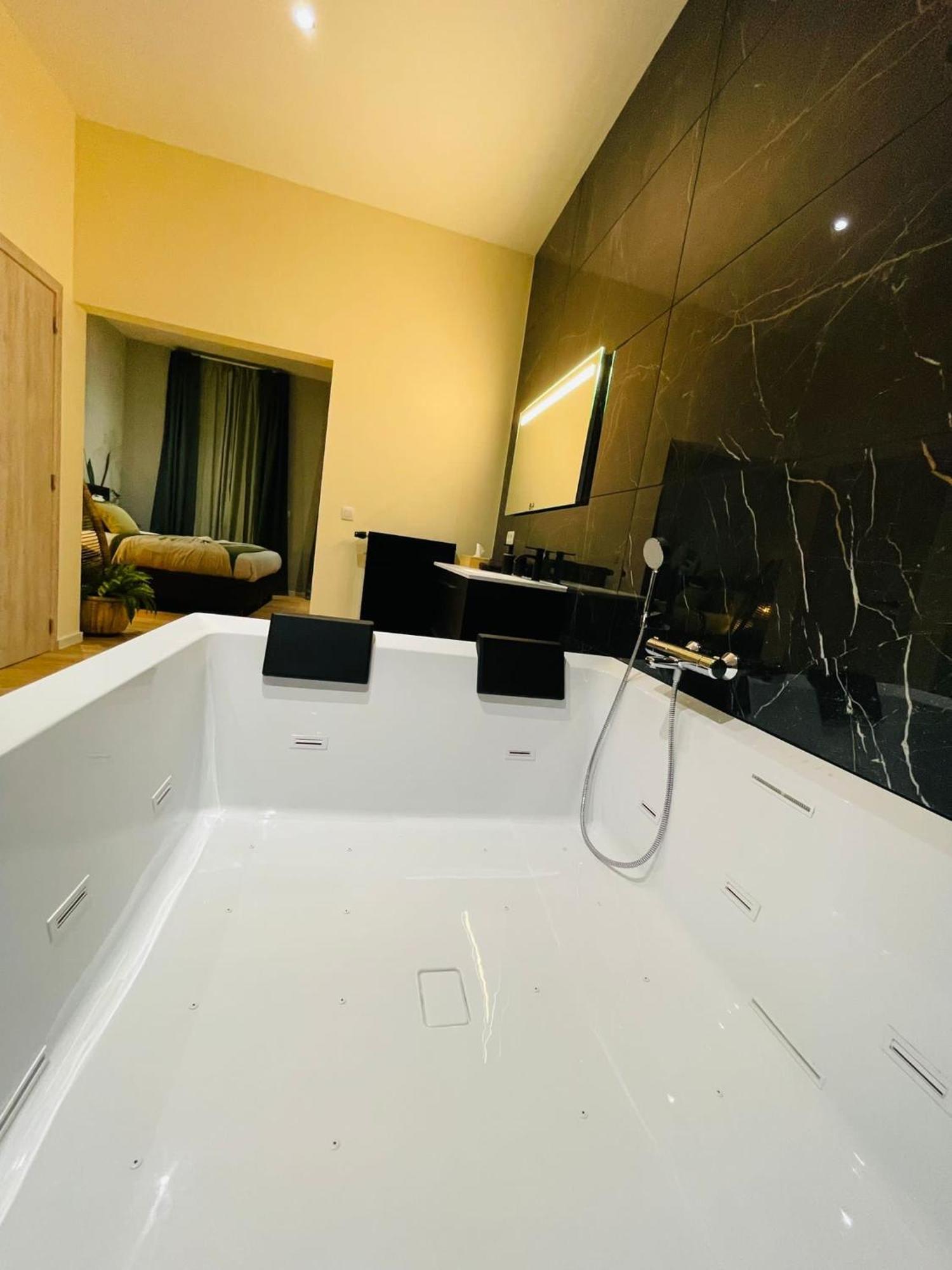 Appartement Exotique Avec Bain Balneo Lieja Exterior foto
