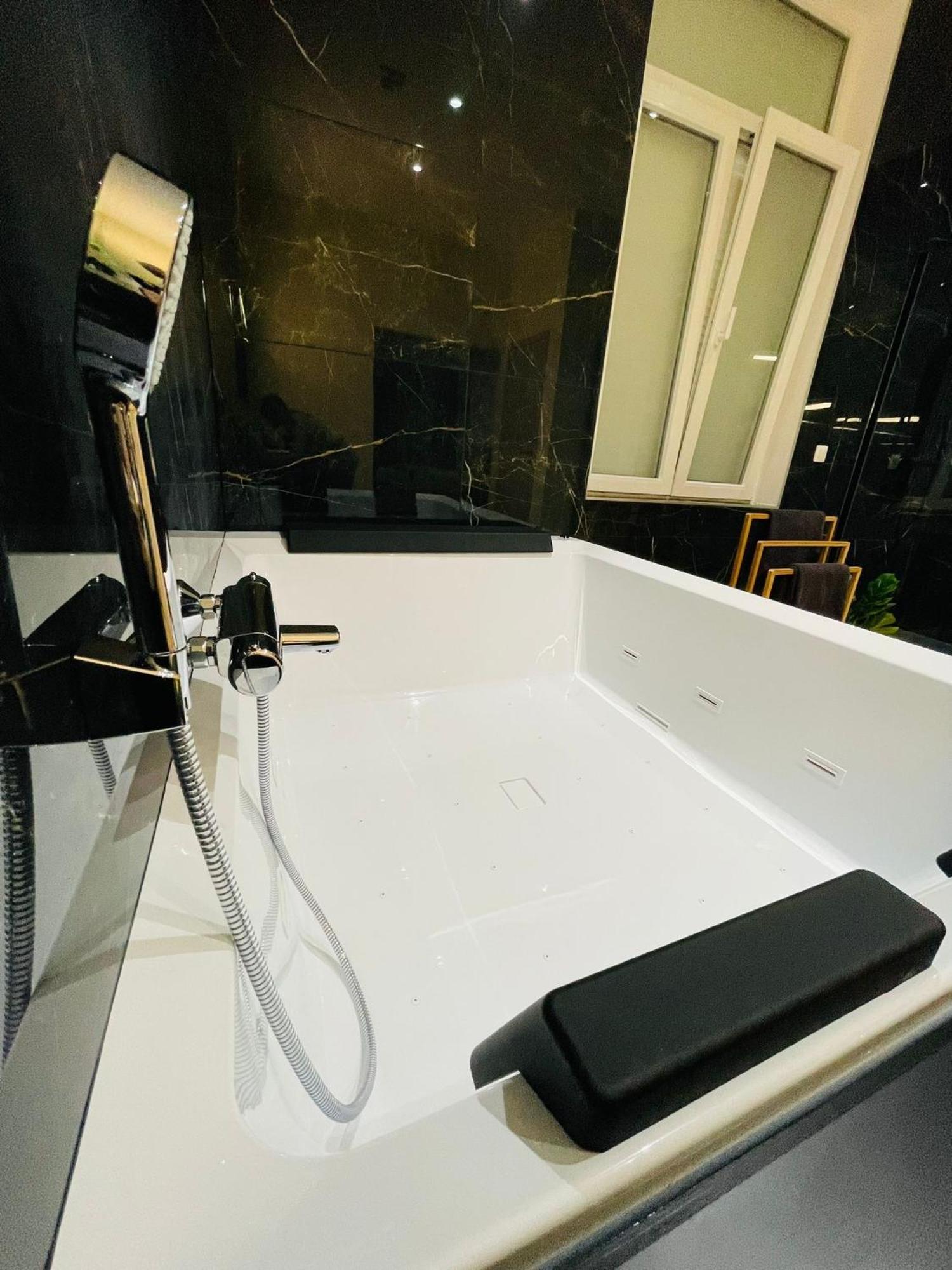 Appartement Exotique Avec Bain Balneo Lieja Exterior foto